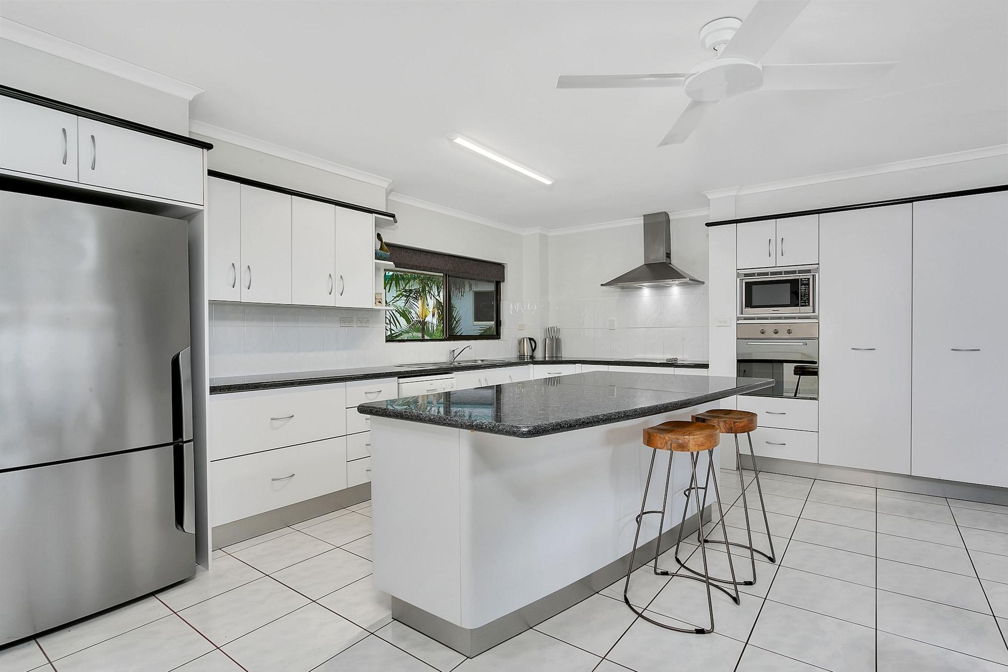 Roydon Beachfront Apartments Trinity Beach Eksteriør billede