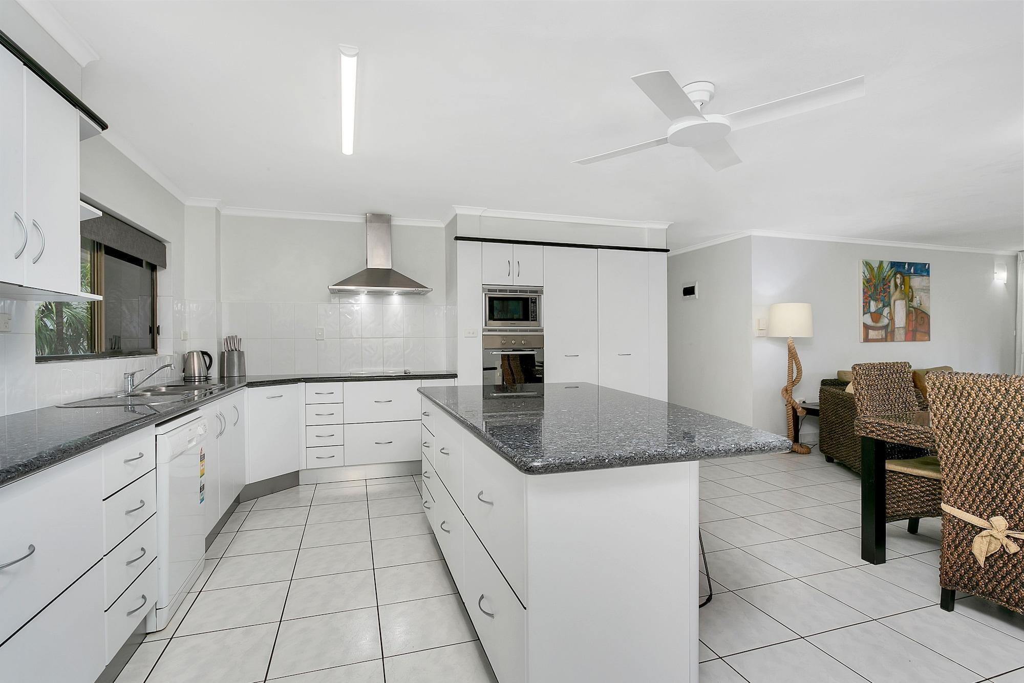 Roydon Beachfront Apartments Trinity Beach Eksteriør billede