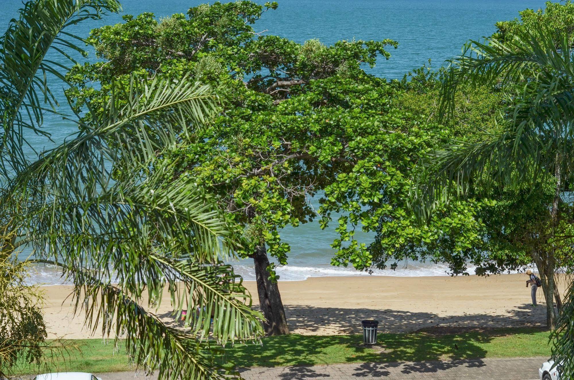 Roydon Beachfront Apartments Trinity Beach Eksteriør billede