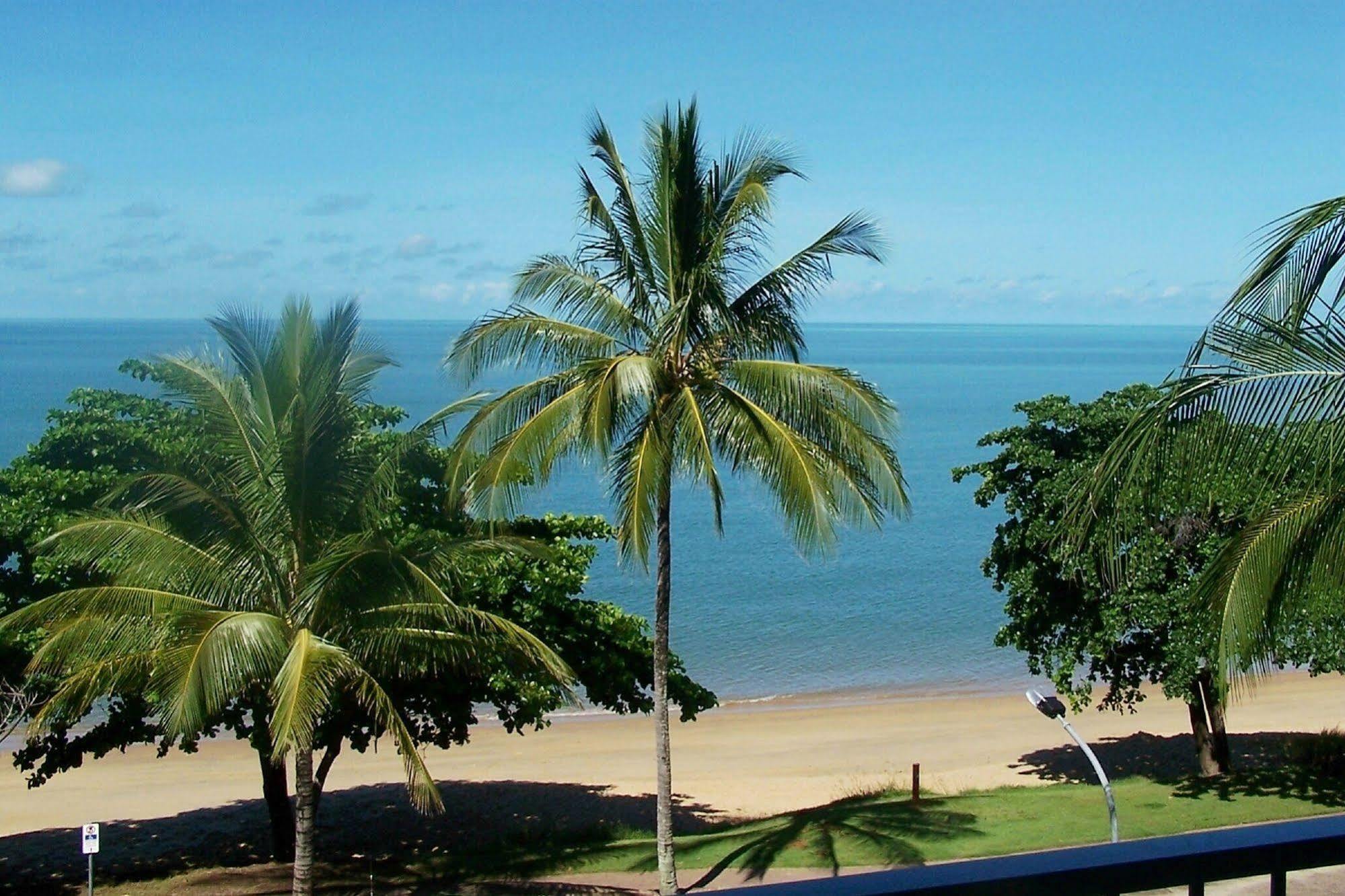 Roydon Beachfront Apartments Trinity Beach Eksteriør billede
