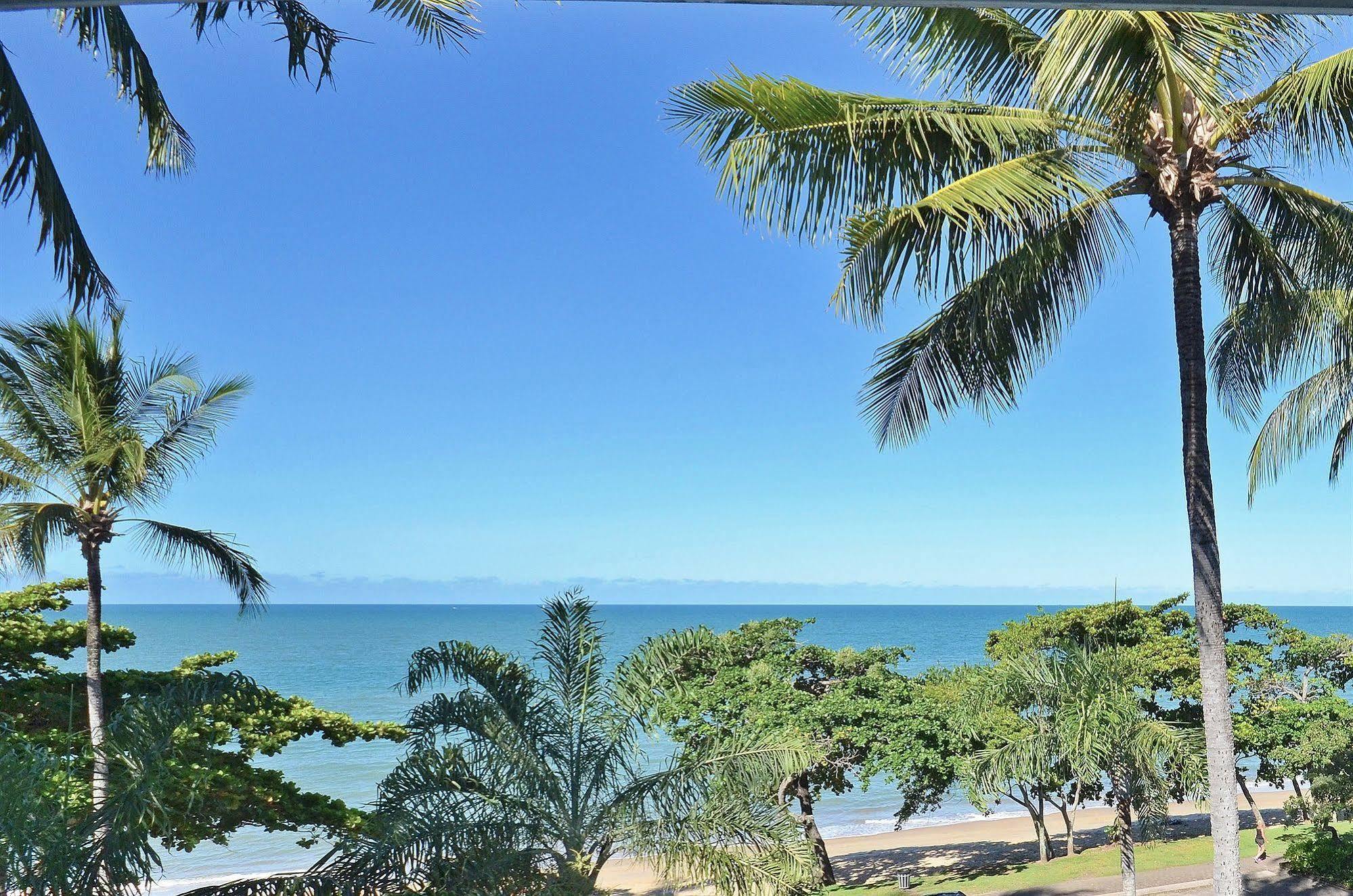 Roydon Beachfront Apartments Trinity Beach Eksteriør billede
