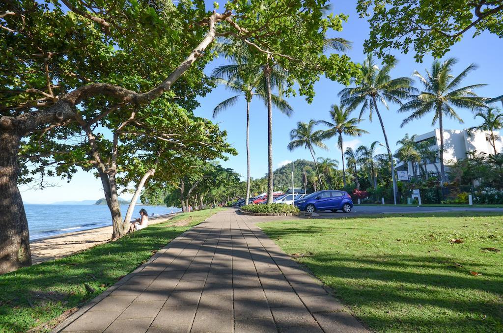 Roydon Beachfront Apartments Trinity Beach Eksteriør billede