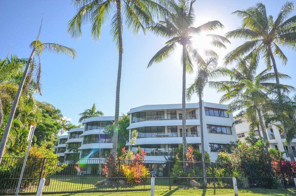 Roydon Beachfront Apartments Trinity Beach Eksteriør billede