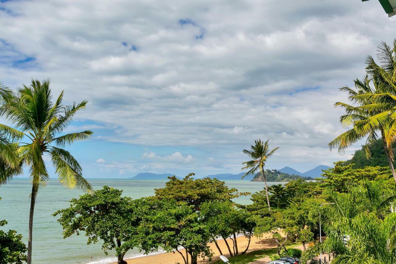 Roydon Beachfront Apartments Trinity Beach Eksteriør billede