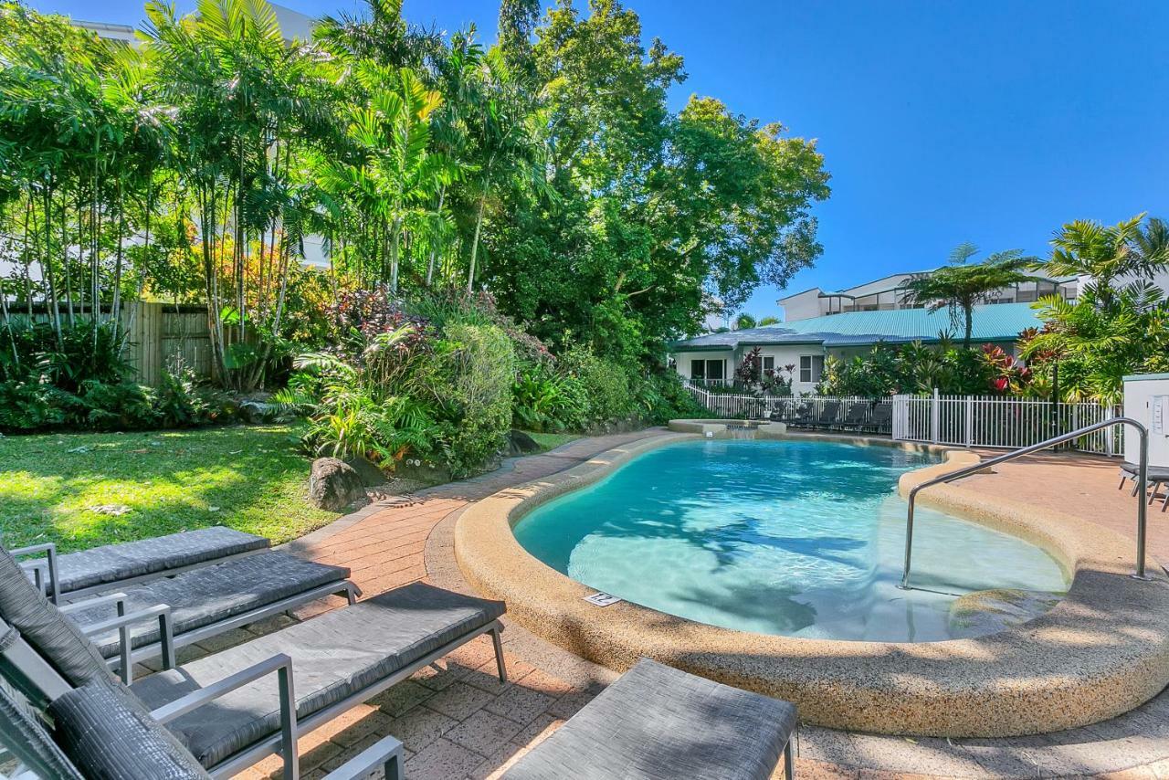 Roydon Beachfront Apartments Trinity Beach Eksteriør billede